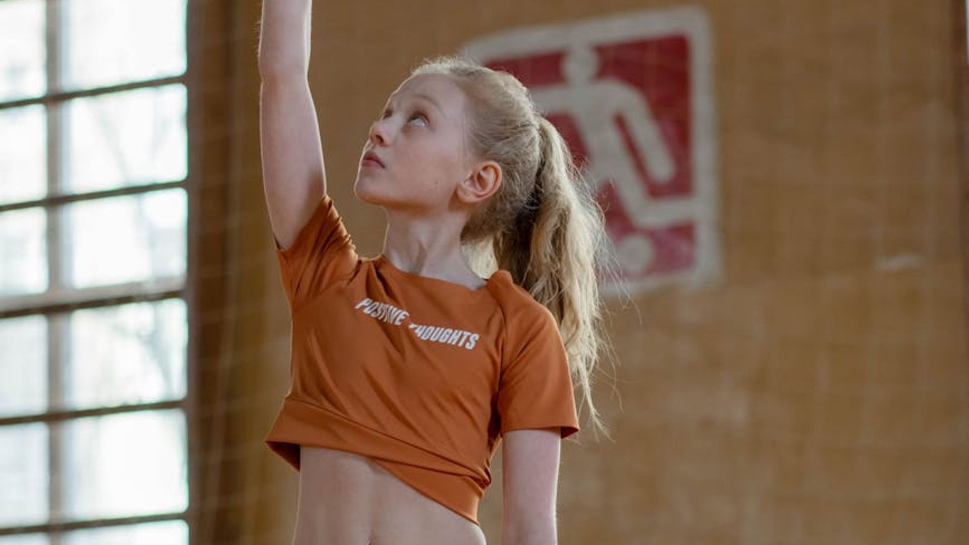 Athletic man focused on rhythmic strength exercises in gym